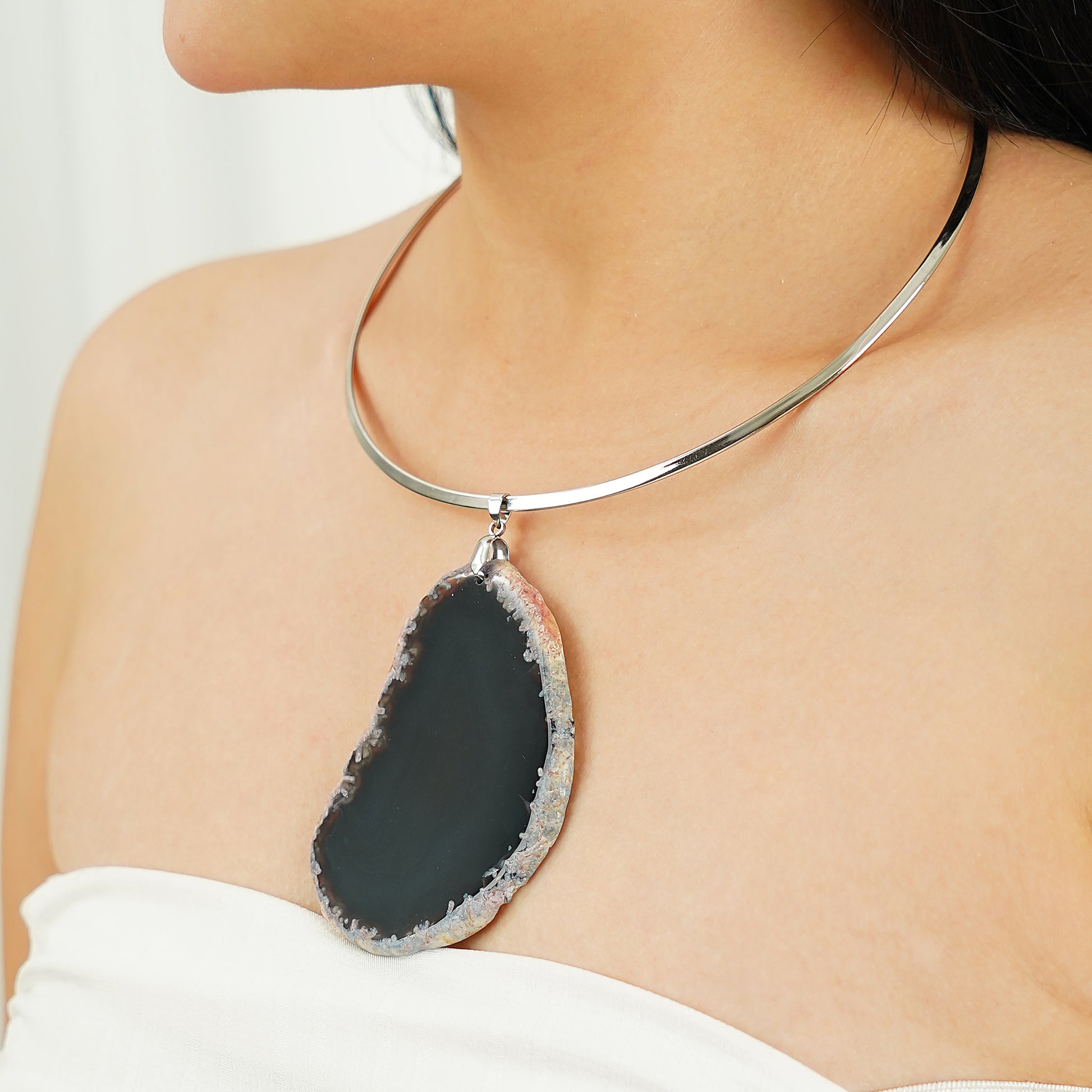 Black Slice Agate Pendant Necklace Jewelry with Surgical Steel Collar Neck Wire