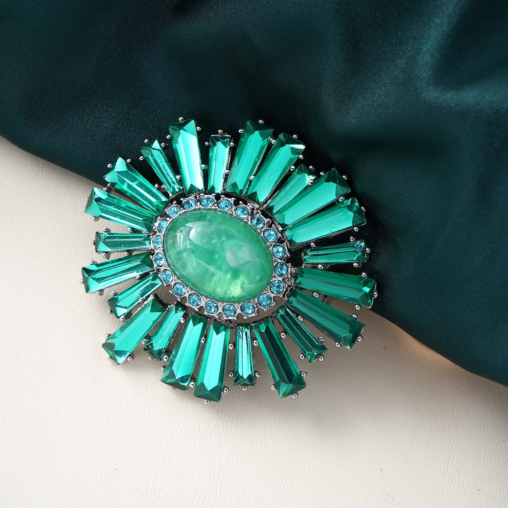 Victorian Era Inspired Floral Brooch Pin Jewelry in Brass- Stars and Vogue