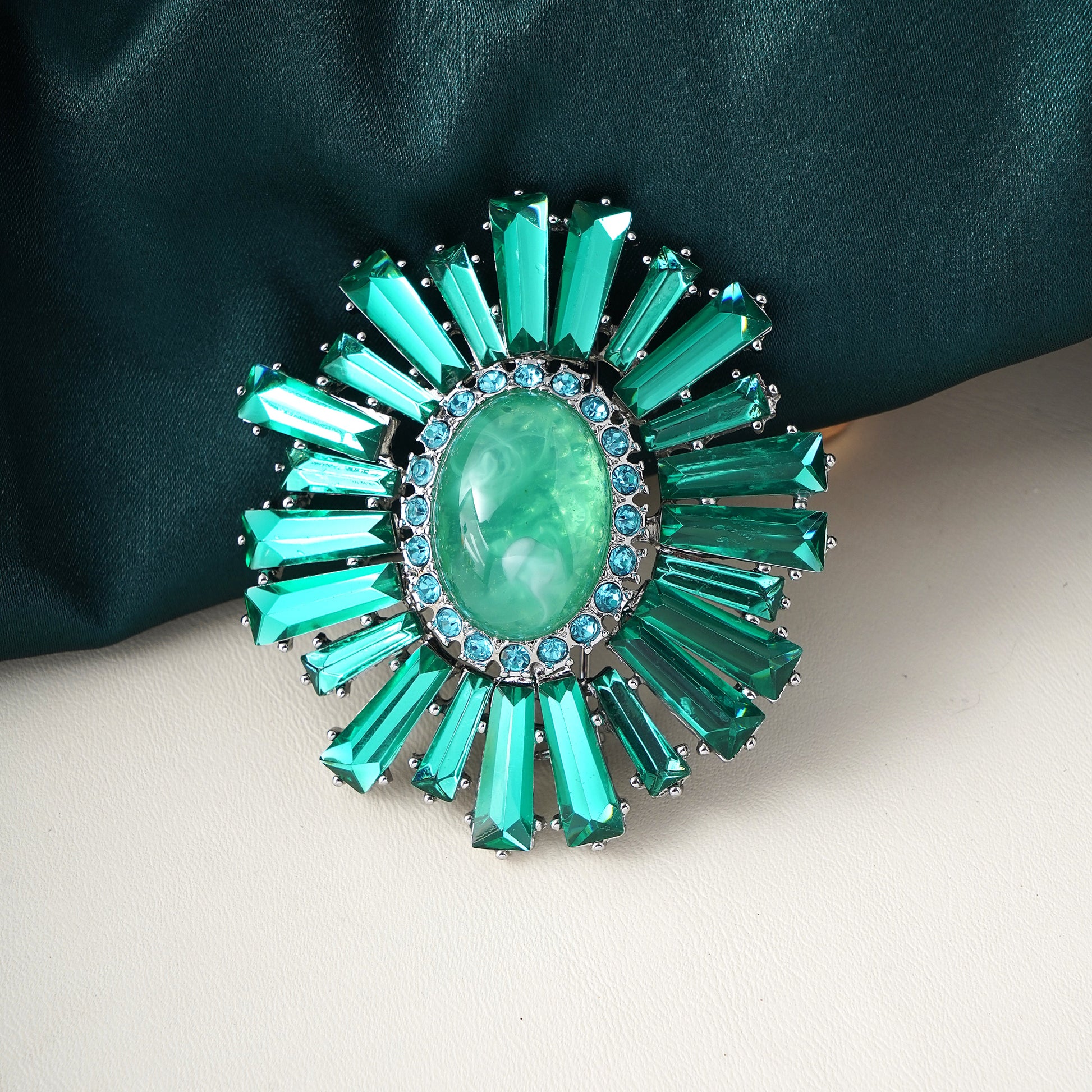 Victorian Era Inspired Floral Brooch Pin Jewelry in Brass- Stars and Vogue