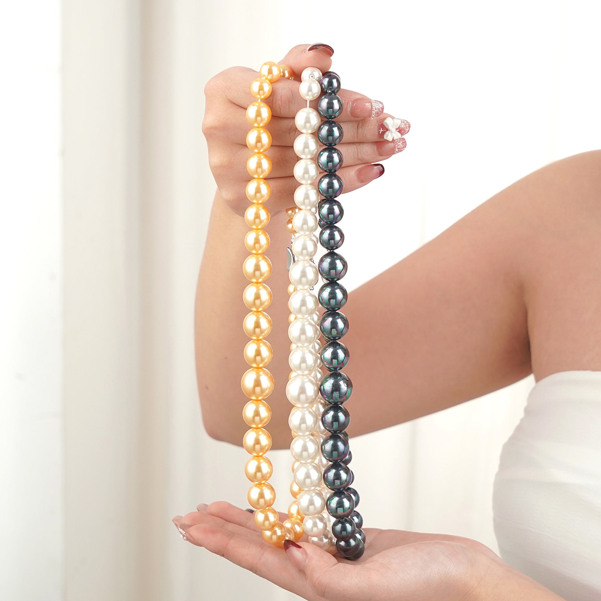 Graduated Shell Pearl Necklaces 