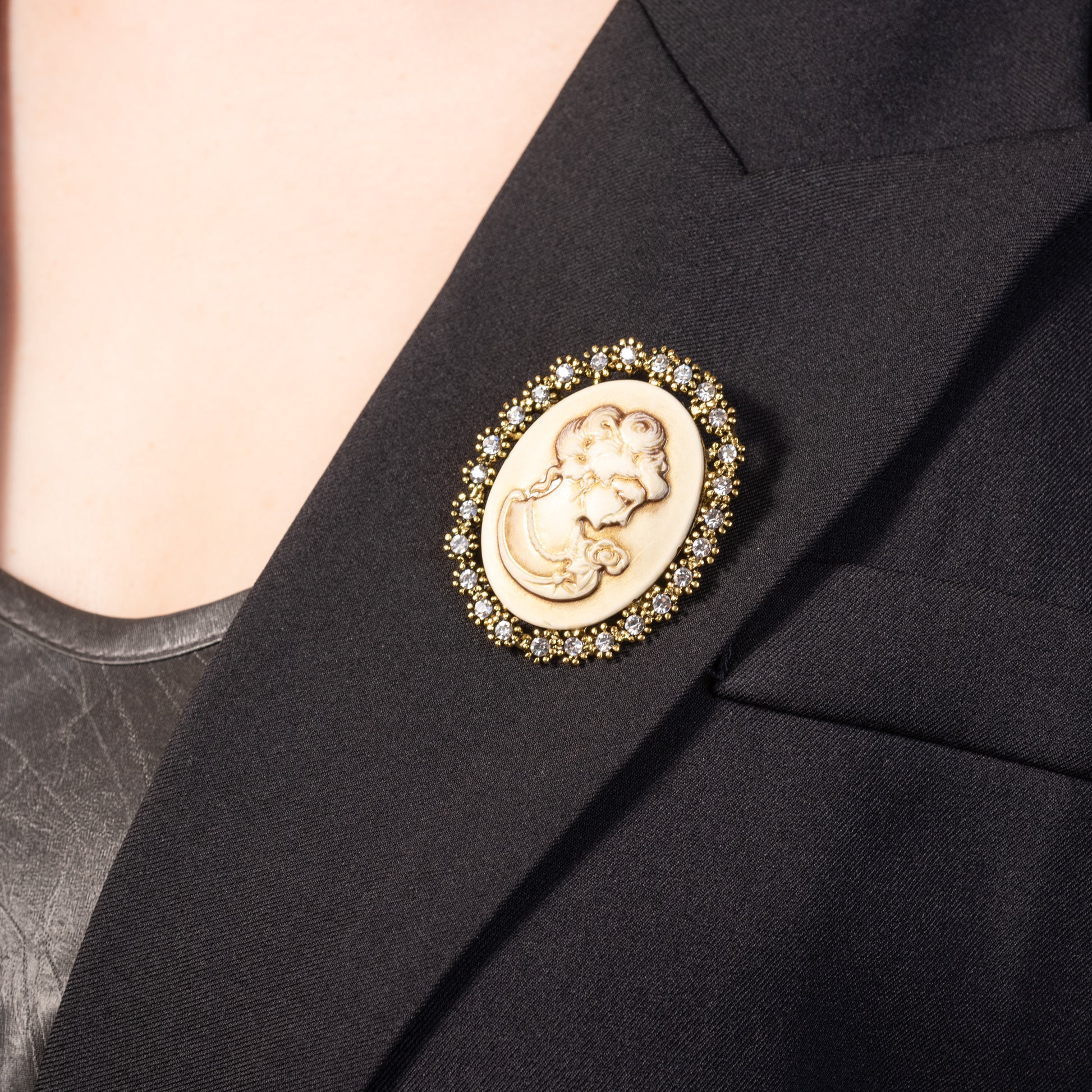 Victorian Style Vintage Cameo Brooch Pin Jewelry With Crystal-Stars and Vogue