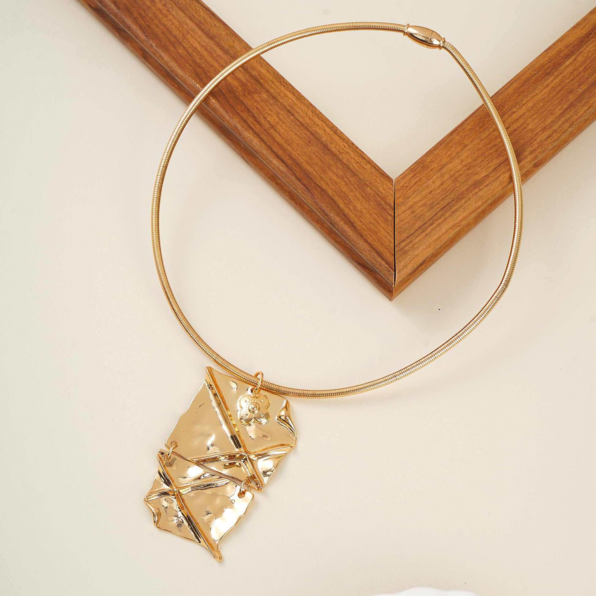 the smooth, mirror-like finish on the structured gold collar necklace